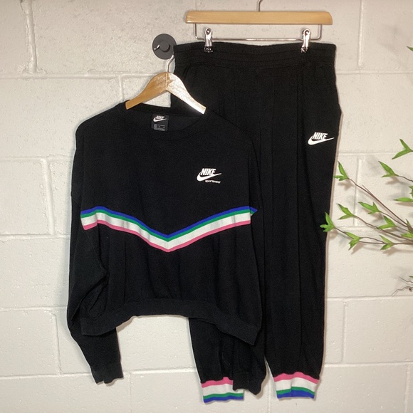 Nike Women’s Sweatsuit Set | Cropped Shirt | Lightweight Material | Size XL - Picture 1 of 3